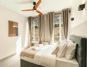 Superior-Apartment, Blick auf den Innenhof | Bügeleisen/Bügelbrett, Reisekinderbett, kostenloses WLAN, Bettwäsche