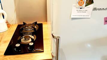 Réfrigérateur, micro-ondes, plaque de cuisson, cafetiÚre/bouilloire