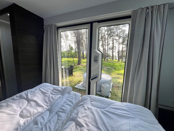 1 bedroom, bed sheets - Luxury caravan 5 with whirlpool directly on the Achterwasser -holiday homes island Usedom (Lütow)