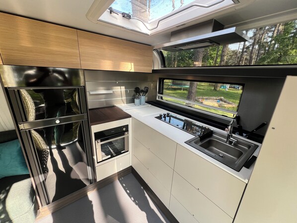 Fridge, microwave, oven, stovetop - Luxury caravan 5 with whirlpool directly on the Achterwasser -holiday homes island Usedom (Lütow)