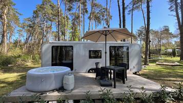 Tina de hidromasaje al aire libre