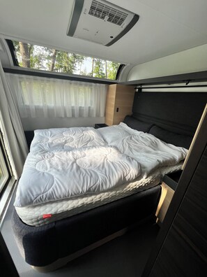 1 bedroom, bed sheets