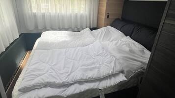 1 bedroom, bed sheets