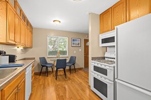 ثلاجة، م�يكروويف، فرن، موقد طهي مسطح