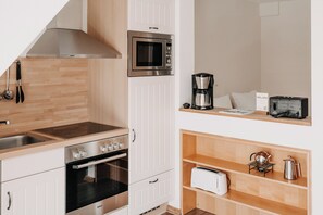 Fridge, microwave, oven, stovetop - Apartment 'Seute Deern' with Shared Terrace, Shared Garden and Wi-Fi (Baltrum)