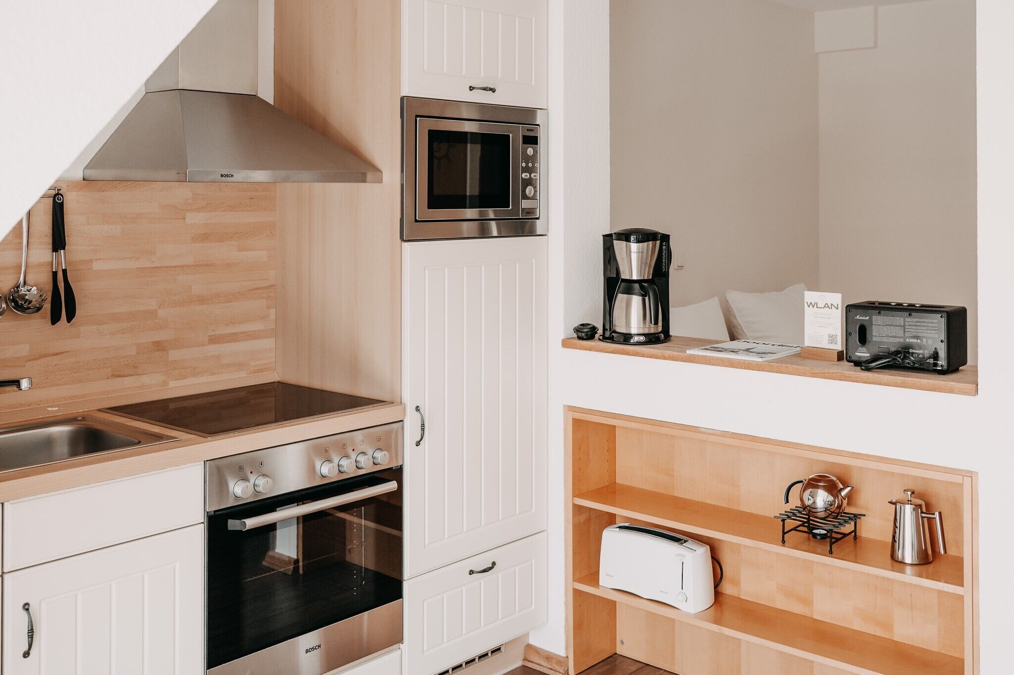 Kühlschrank, Mikrowelle, Ofen, Herdplatte
