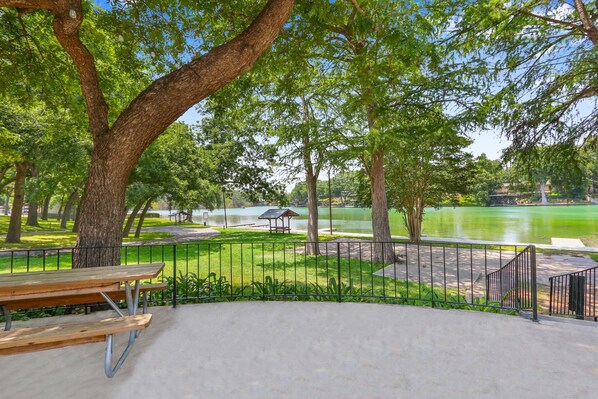 Property grounds - Sportman's Den Stay for 6 (New Braunfels)