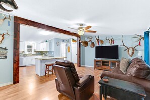 House, Multiple Beds, Patio, Garden View (Sportsman's Den) | Living area - Sportman's Den Stay for 6 (New Braunfels)