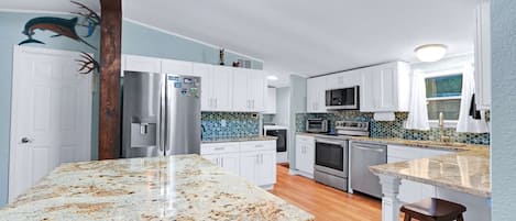 Casa, varias camas, patio, vista al jardín (Sportsman's Den) | Cocina privada | Refrigerador, microondas, horno y parrilla de estufa