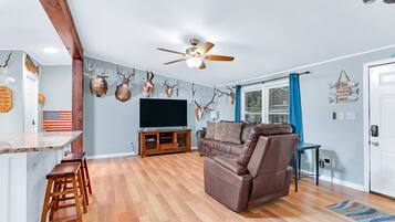 Rumah, Beberapa Tempat Tidur, patio, pemandangan kebun (Sportsman's Den) | Area keluarga | Televisi layar datar 42-inci dengan saluran TV digital