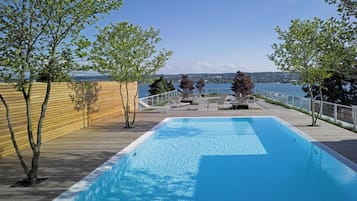 Piscina externa, funciona das 7h às 22h, barracas de cortesia