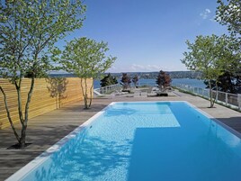 室外游泳池，07:00 至 22:00 开放，免费小屋，池畔遮阳伞