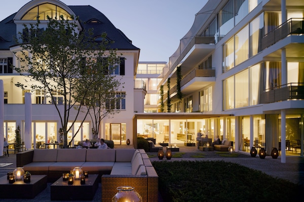 Vista frontal de la propiedad por la tarde o noche