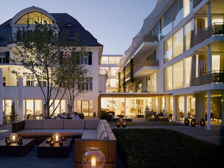 Fachada de la propiedad por la tarde o noche