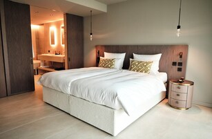 Hypo-allergenic bedding, free minibar, in-room safe, laptop workspace