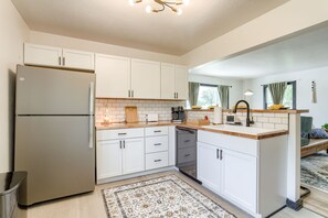 Réfrigérateur, four à micro-ondes, un four, surface de cuisson