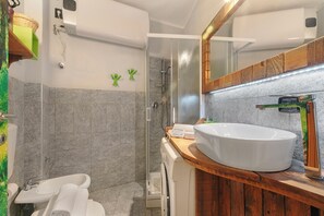 Douche, sèche-cheveux, bidet, serviettes fournies