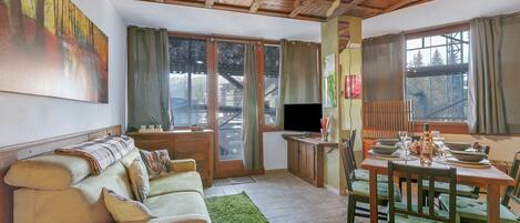 21–tuumainen televisio, jossa kaapelikanavat