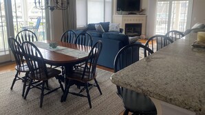 Dining - Beautiful 3-bedroom condo bay side with fantastic view of harbor.  Sleeps 7 (Ocean City)