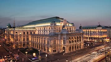 Ein großes, historisches Gebäude mit klassischer Architektur, das eine zentrale Kuppel und mehrere Flügel aufweist.