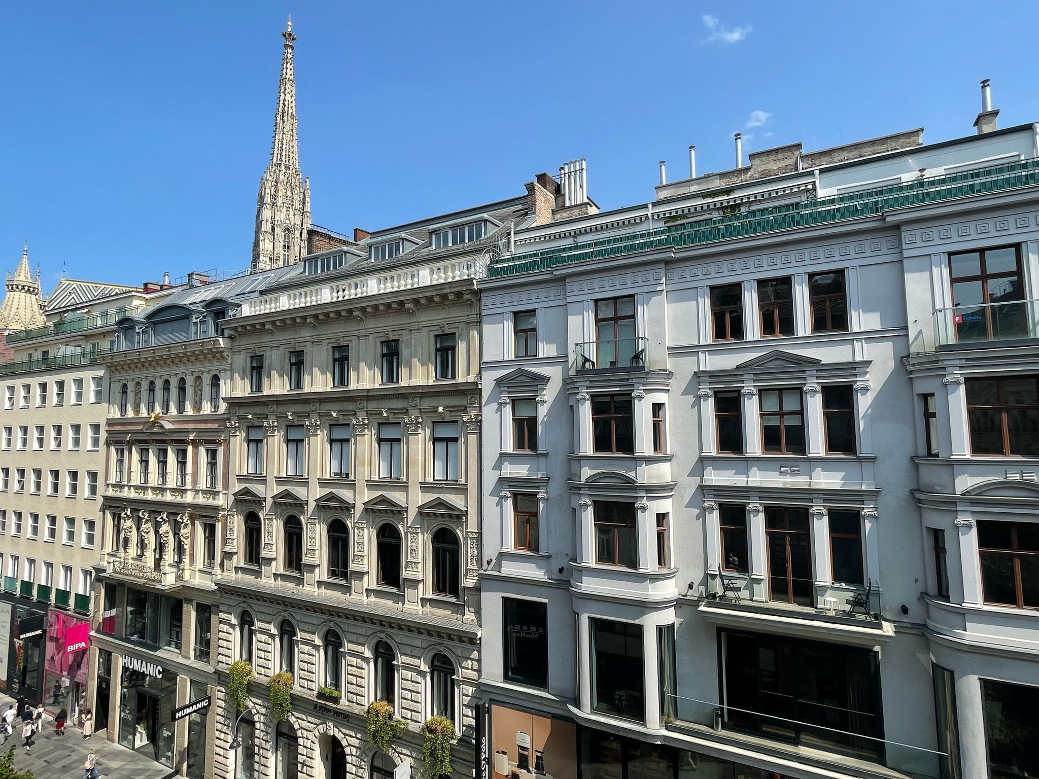 Una hilera de edificios históricos con fachadas ornamentadas y ventanas grandes.
