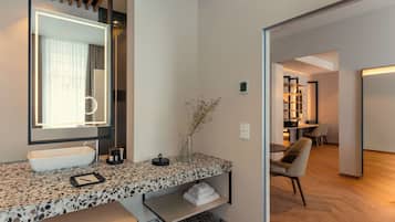 Suite ejecutiva (Grand LOVIS) | Baño | Amenidades de baño ecológicas, secadora de cabello, pantuflas, toallas
