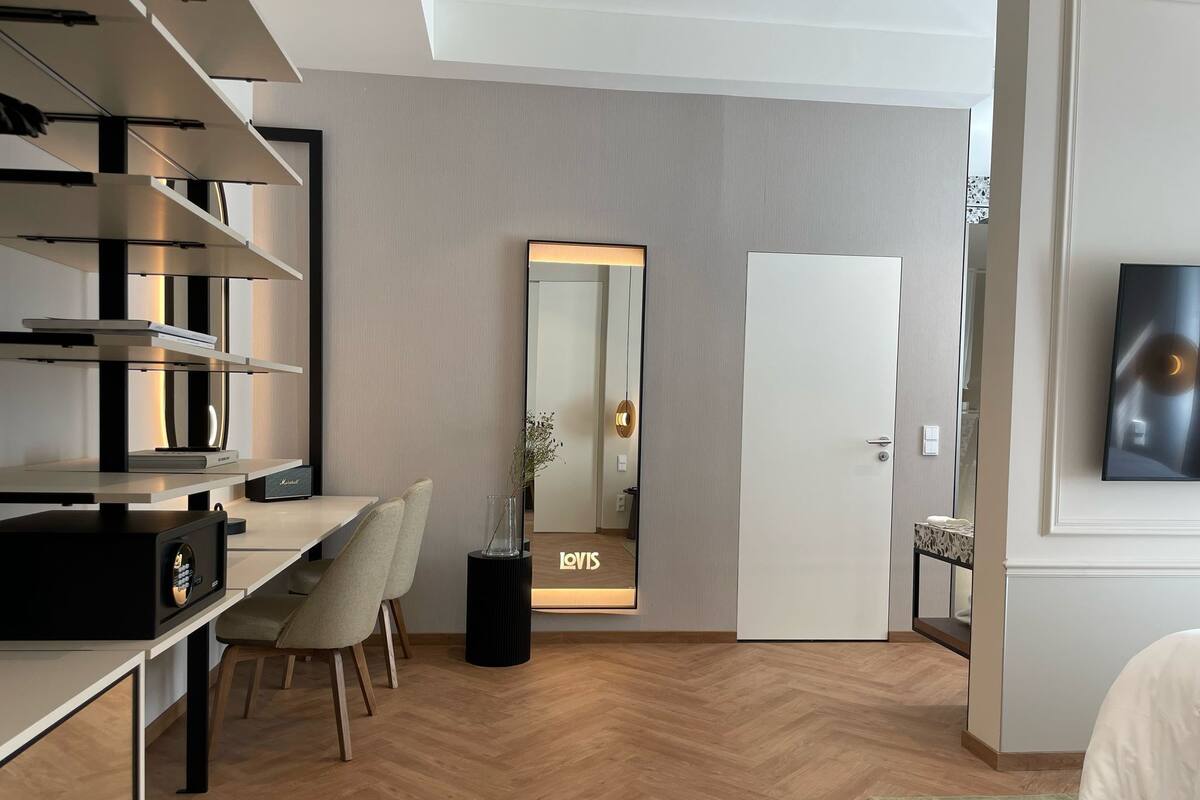 Executive Suite | In-room safe, desk, laptop workspace, blackout drapes