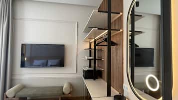 デラックス スイート | 低刺激性寝具、ミニバー、セーフティボックス (室内)、デスク