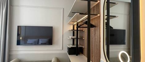 ملاءات للفراش لا تسبب الحساسية وميني بار وخزنة داخل الغرفة ومكتب