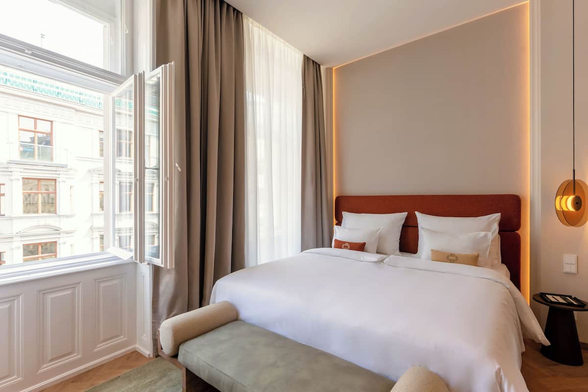 Hypo-allergenic bedding, minibar, in-room safe, desk