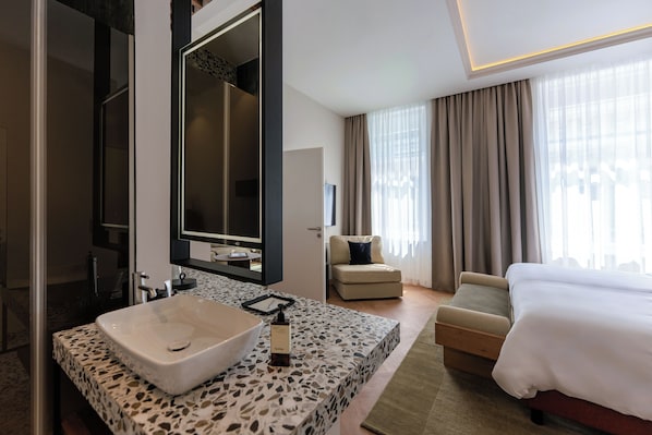 Suite ejecutiva | Baño | Amenidades de baño ecológicas, secadora de cabello, pantuflas, toallas