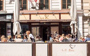 Desayuno continental diario (EUR 25 por persona)