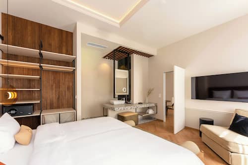 Grand LOVIS | Hypo-allergenic bedding, minibar, in-room safe, desk