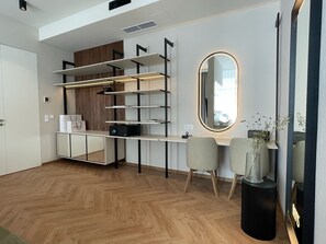 Executive Suite | In-room safe, desk, laptop workspace, blackout drapes