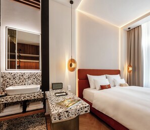 Bộ đồ giường kháng dị ứng, minibar, két bảo mật tại phòng, bàn 