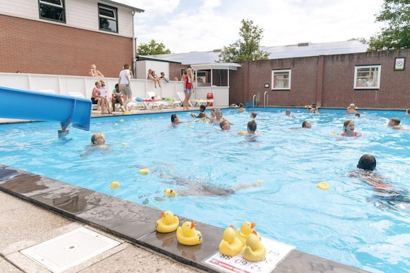 Chalet | Piscina | Una piscina al aire libre