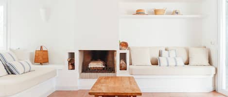 Smart TV, fireplace