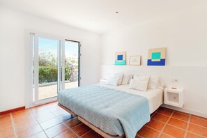 3 chambres, bureau, fer et planche à repasser, lit de bébé portatif