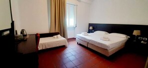 Desk, laptop workspace, free WiFi - MC Hotel (Predore)