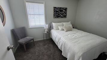 3 habitaciones, tabla de planchar con plancha, wifi y ropa de cama