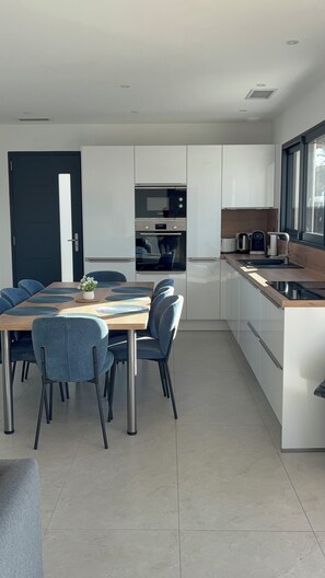 Fridge, microwave, oven, stovetop - Magnificent, comfortable villa near Nîmes, Avignon, Arles for up to 12 people (Beaucaire)