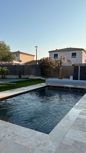 Outdoor pool, a heated pool - Magnificent, comfortable villa near Nîmes, Avignon, Arles for up to 12 people (Beaucaire)