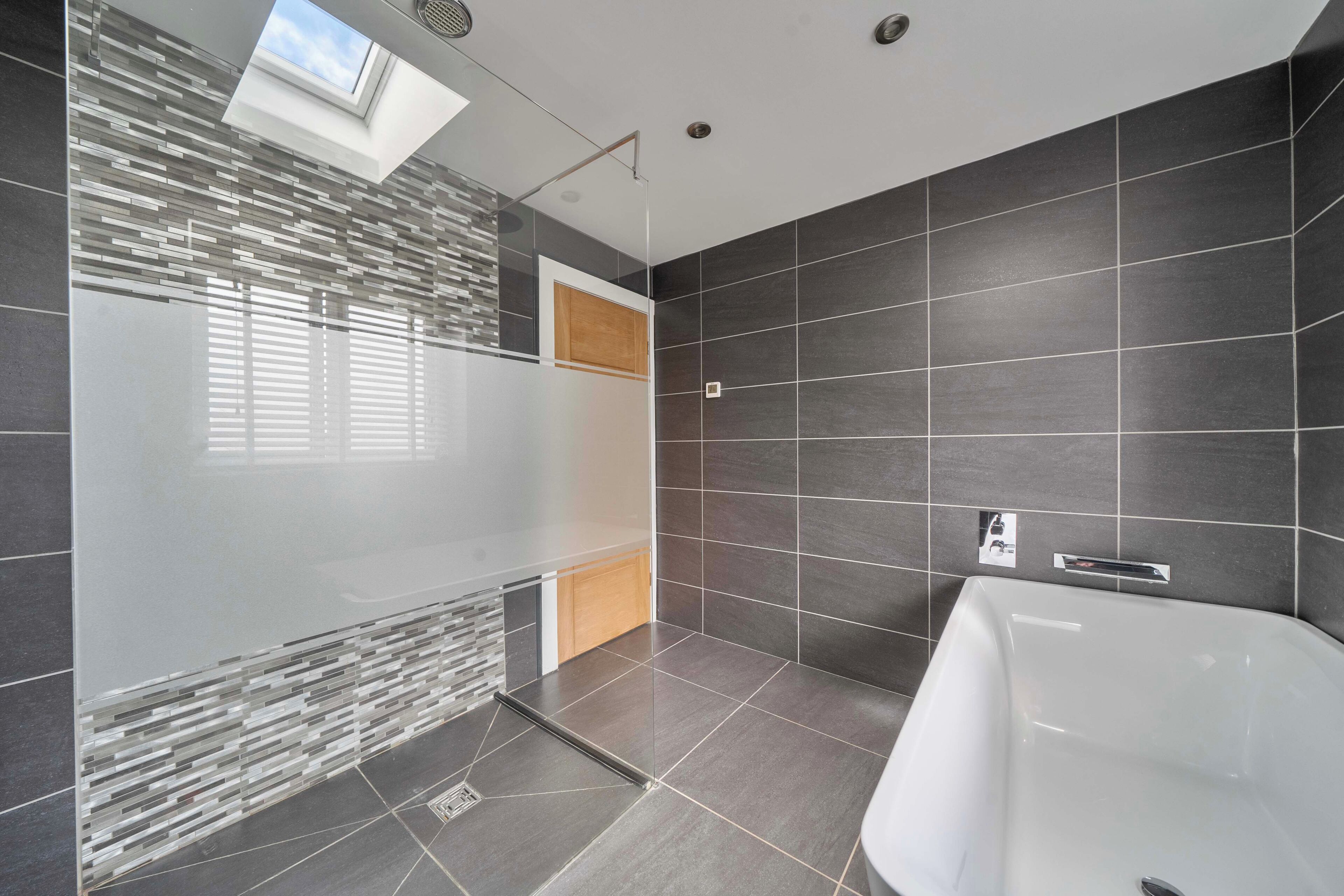 Baignoire et douche séparées, baignoire relaxante profonde