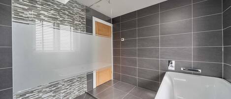 Baignoire et douche séparées, baignoire relaxante profonde