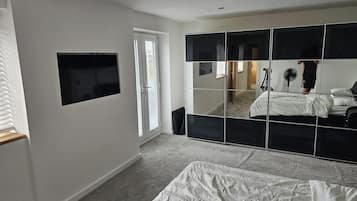 4 bedrooms, iron/ironing board, free WiFi, bed sheets