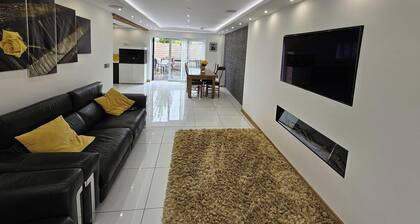 Modern, Large Open Plan 4 bed Property in Abergele