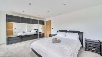 4 bedrooms, iron/ironing board, free WiFi, bed sheets