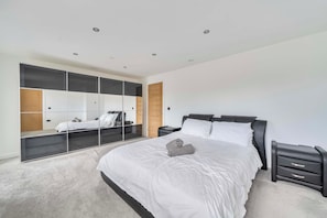 4 bedrooms, iron/ironing board, free WiFi, bed sheets
