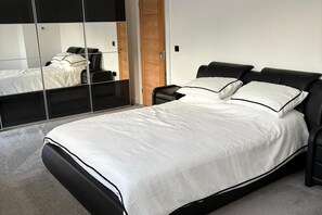 4 bedrooms, iron/ironing board, free WiFi, bed sheets - Modern, Large Open Plan 4 bed Property in Abergele (Abergele)