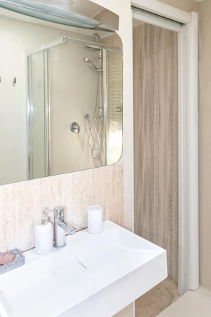 Shower, jetted tub, hair dryer, towels